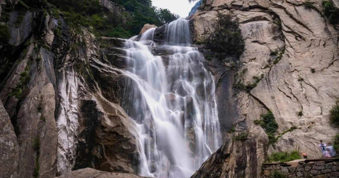 无锡铁路六站联动，110名无锡书法家向旅客送春联，送祝福